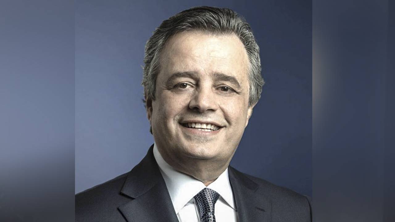 عازار يدعو الجهات المعنية والجيش إلى التدخل لإخماد الحريق