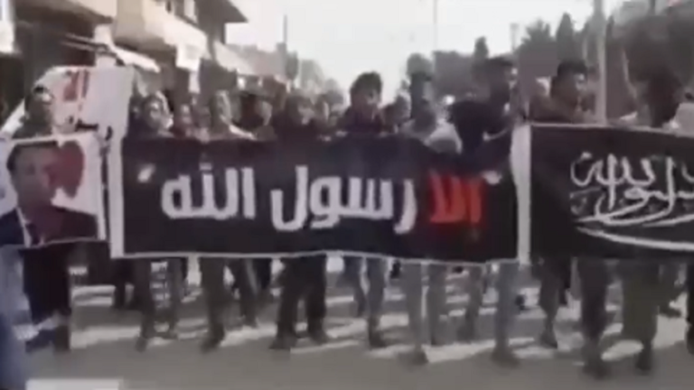 مسيرات في رأس العين السورية ترفع علم "داعش" تنديدا بماكرون