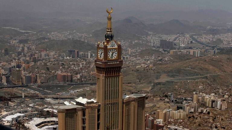 "أحاديث ودية" بين أمير مكة وسفير باريس تزامنا مع توتر العلاقة بين فرنسا والعالم الإسلامي