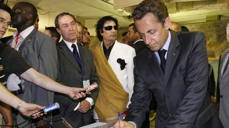 التحقيق مع ساركوزي يكشف "سببا محرجا" في قضية التمويل الليبي المفترض