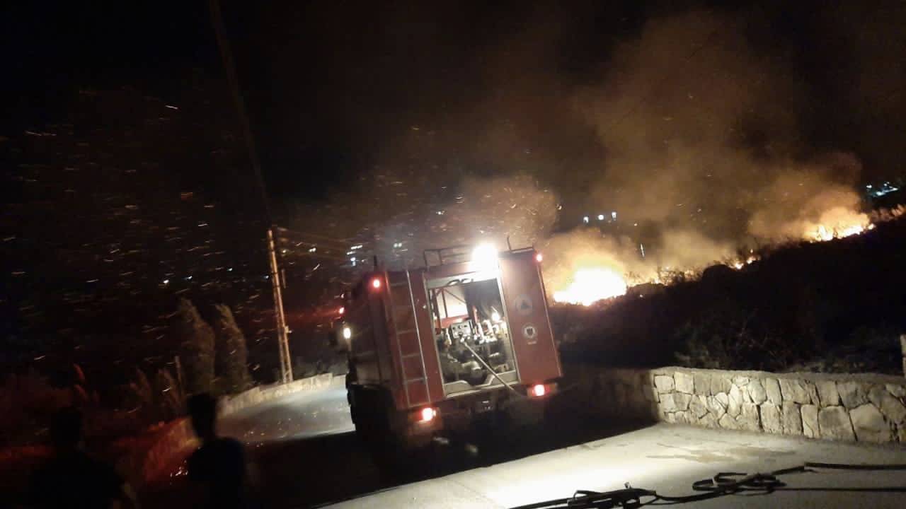 إندلاع حريق بين منطقة كور الهوا وبلدة شيخان في قضاء جبيل. وسارعت فرق الإطفاء في الدفاع المدني إلى المكان لإخماد الحريق.