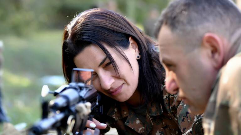 عقيلة رئيس وزراء أرمينيا تعلن أنها ستشارك شخصيا في حماية حدود بلادها