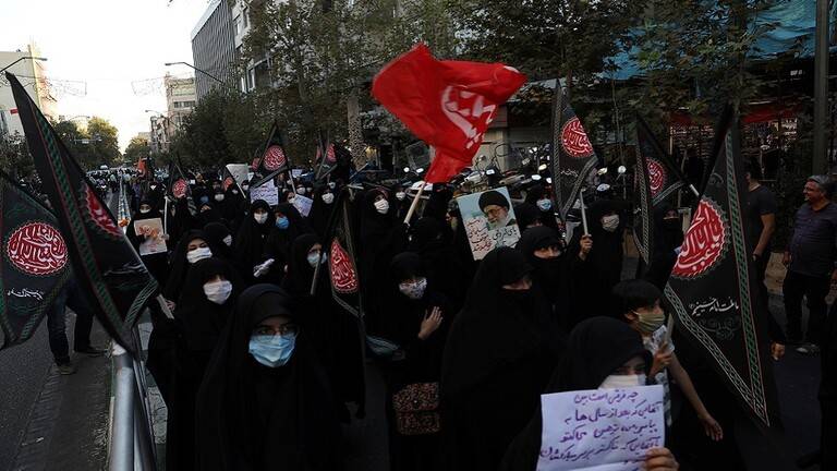 "إبليس باريس".. صحيفة إيرانية تنشر رسما كاريكاتوريا لماكرون