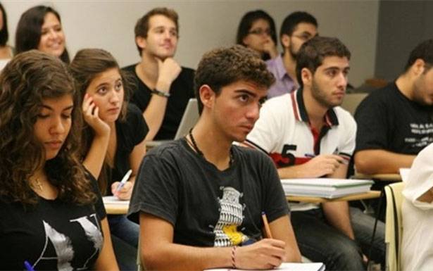 أهـالـي الطـلاب في الخارج لسلامة : لـلاسراع بتعميم آلية تنفيذ مرسوم الدولار الطـالـبي