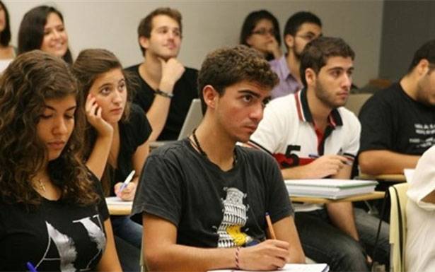 اهالي الطلاب في الخارج: الأمور تأخذ منحى إيجابياً بما يخص الدولار الطلابي مع حاكم مصرف لبنان