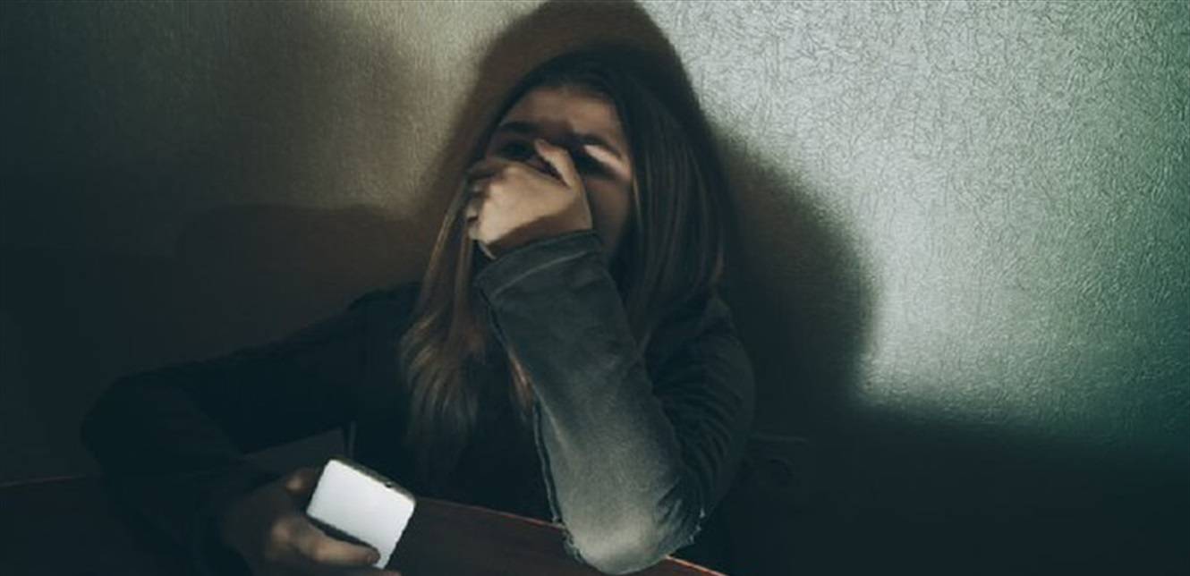 صديقها في المدرسة شوّه سمعتها ونشر صورا غير محتشمة لها.. هذا ما حصل مع ابنة الـ15