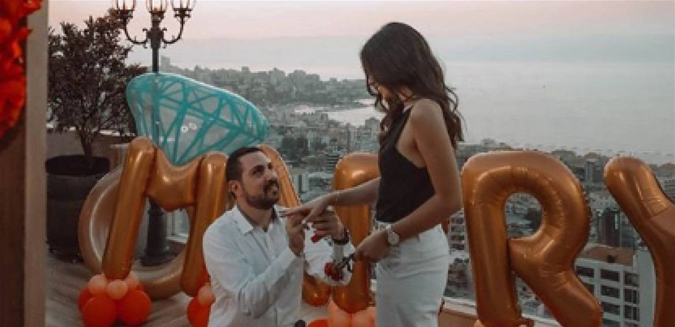 ممثلة لبنانية مشهورة توافق على طلب يدها برومنسية.. وتعليق مؤثر (صور)