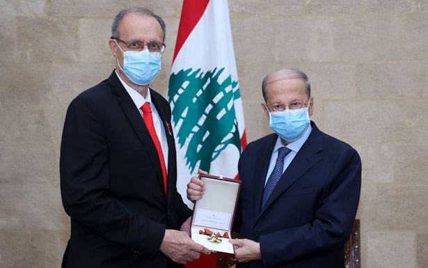 عون مـــنـــح نـــاجــــي الصغير وسام الأرز من رتــــبة كومــنــــدور تقديــــراً لــعـــطاءاته في المجالات الطبيّة