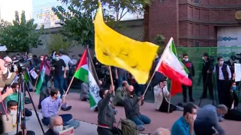 طهران.. محتجون يحرقون علم فرنسا وصور ماكرون