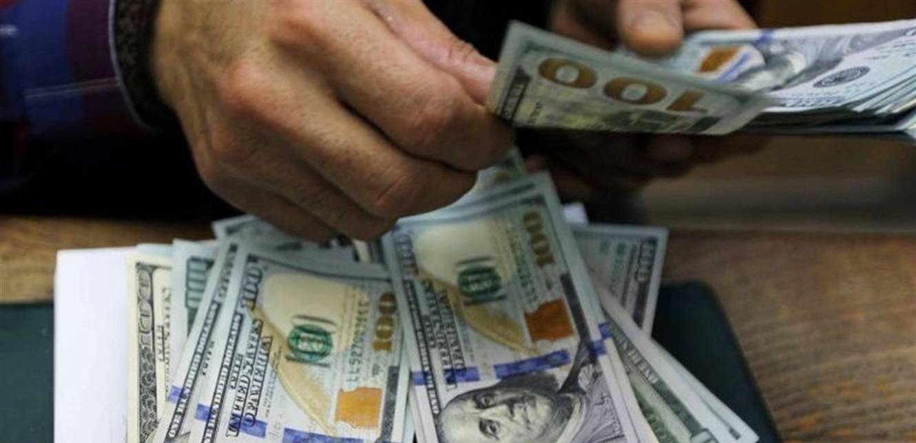 كم بلغ سعر الدولار في السوق السوداء صباح اليوم؟!
