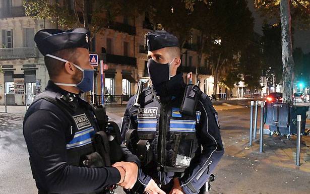 فرنسا في حالة «تأهب قصوى»... والاتحاد الاوروبي يتوعد أردوغان ردود فعل اسلامية تشجب الموقف الفرنسي من «الرسوم المسيئة»