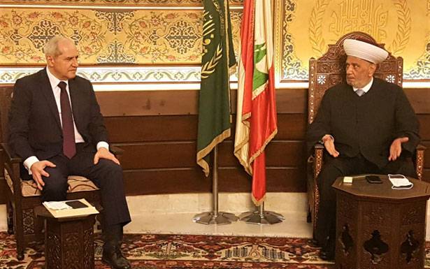 نقيب المحامين سلّم المرجعيات الروحيّة المبادرة الانقاذيّة