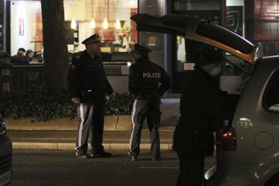 مقتل 7 أشخاص بهجوم مسلح وسط فيينا وأحد المهاجمين فجر نفسه