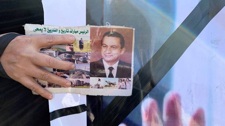 علاء مبارك ينشر فيديو قديم لوالده يحذر فيه من الاستمرار  بالإساءة الى النبي محمد