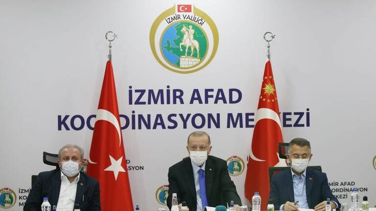 أردوغان يتفقد منطقة الزلزال في إزمير وارتفاع عدد الضحايا إلى 39 قتيلا