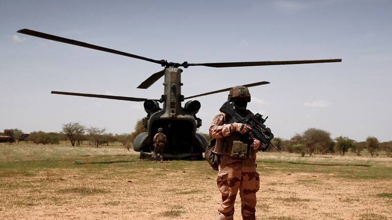 الجيش الفرنسي يعلن مقتل 50 مسلحا قرب الحدود بين مالي وبوركينا فاسو