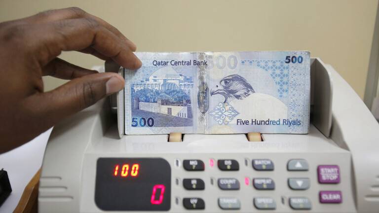 أمير قطر يكشف عن عجز ميزانية البلاد
