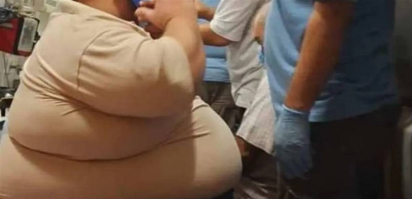 "إجلاؤه يقضي بتدمير واجهة المبنى"... فرنسي يعاني السمنة عالق في منزله منذ أشهر