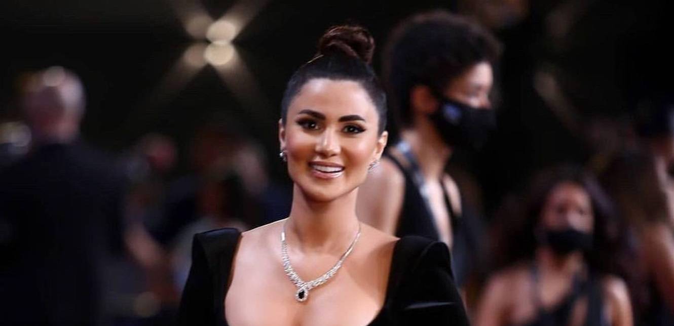 فنانة تنال لقب الأكثر جرأة وأناقة في الجونة (صور)