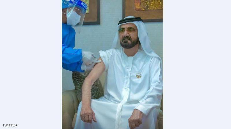 محمد بن راشد يتلقى لقاح كورونا.. وصورة توثق الحدث