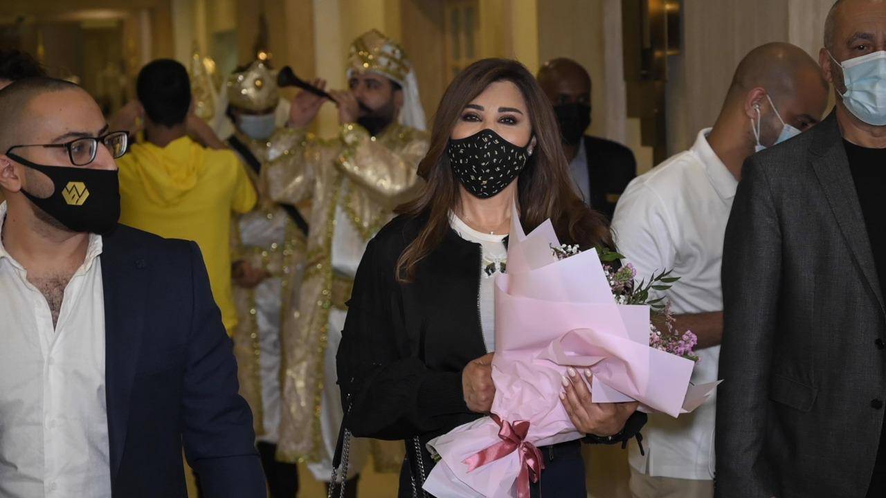 بالصور.. نجوى كرم تصل إلى دبي استعدادا لإحياء أكبر حفلاتها في الإمارات