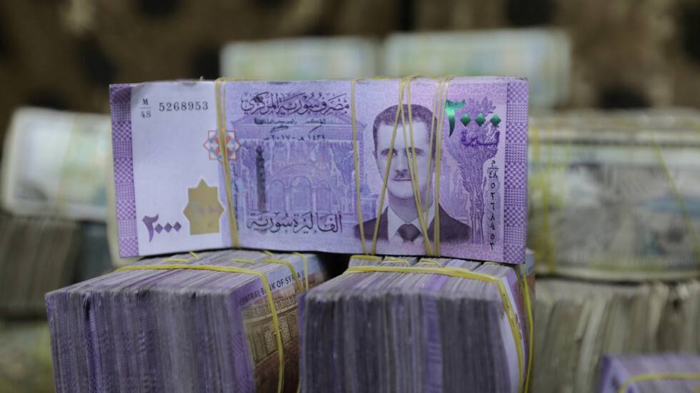 الأسد يصدر مرسوما بشأن منح موظفين تعويضا ماليا