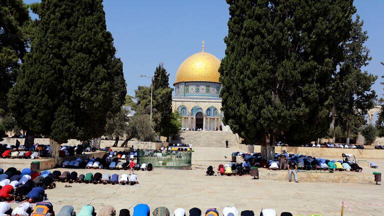 إسرائيل تبعد مسؤولا دينيا عن المسجد الأقصى 6 أشهر