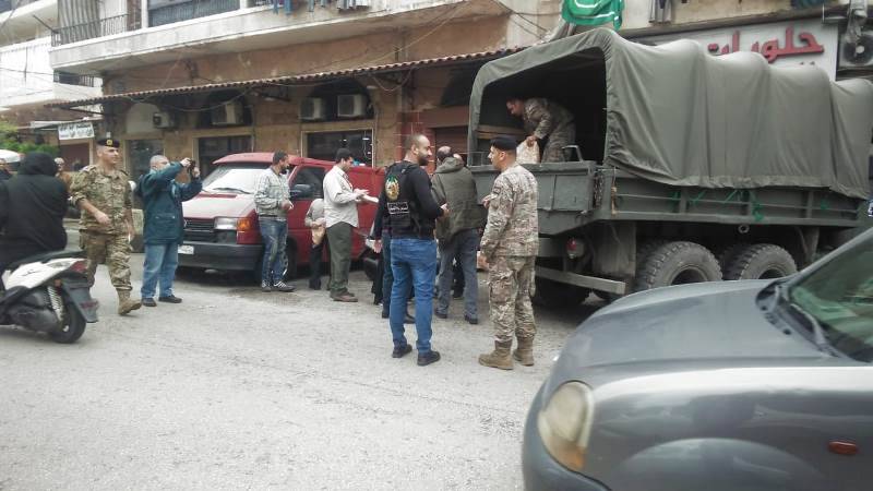 الجيش وزع ربطات خبز واكياس علف على مربي المواشي في الشمال