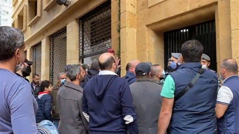 مناورات وتصفية حسابات على خط تشكيل الحكومة
و«الحراك» يستعدّ لـ«الثورة» المقبلة في كل المناطق
