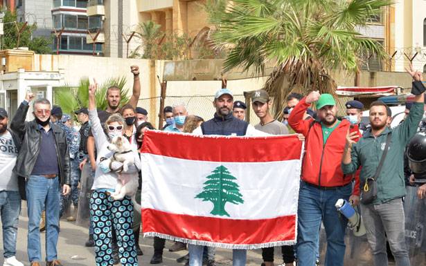 مسيرة لـ «مجموعة 17 ت1» نحو السفارة العراقيّة سلّمت النصراوي رسالة توضيح عن هـبة الطحين