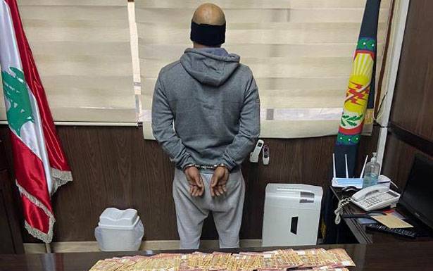 توقيف مُروّج مخدرات وعملة مُزيّفة في سوق الغرب