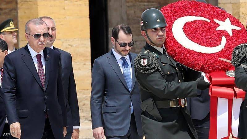 استقالة الإنستغرام "المريبة".. خروج صهر أردوغان يكشف الأزمة