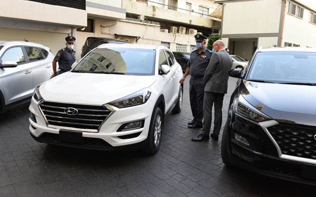 عثمان تسلّم من السفير الألماني هبة عبارة عن 6 سيارات لصالح قوى الأمن