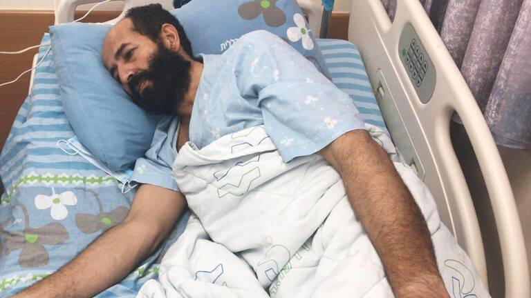 صورة مؤثرة لابنة الأسير الأخرس وهي تطعمه بعد إضراب عن الطعام استمر 104 أيام