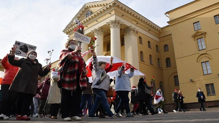 المحتجون يهنئون معارضا مسجونا بعيد ميلاده أمام مقر المخابرات في مينسك