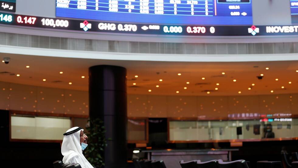 النفط يعود إلى المنطقة الحمراء بعد قفزة أمس
