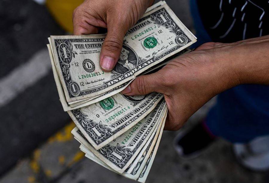 كيف أقفلَ دولارُ السوقِ السوداء مساء اليوم؟