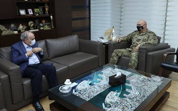 زار قائد الجيش مُعزياً باستشهاد العريف وردة