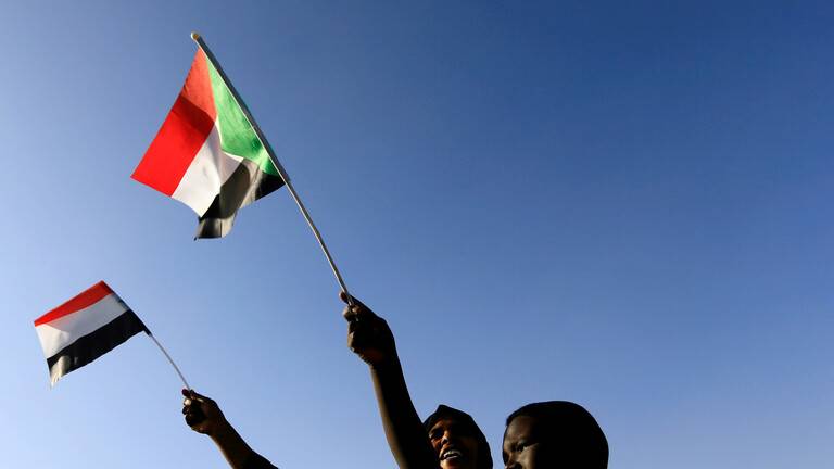البرهان يعفو عن كل من حمل السلاح ضد الدولة