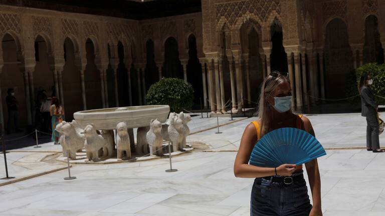 وباء كورونا يجبر قصر الحمراء في غرناطة على إغلاق أبوابه مجددا