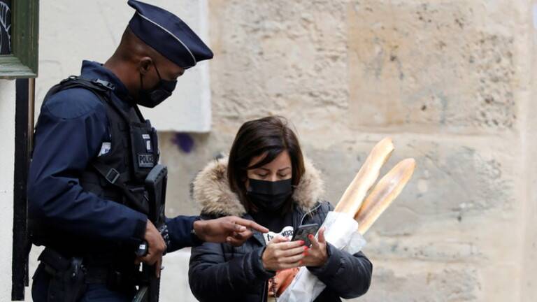 وزير الداخلية الفرنسي: عاقبنا 100 ألف مخالف للتدابير الوقائية من الوباء منذ بداية الحجر الجاري