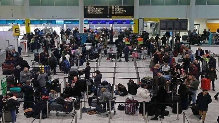 الشرطة البريطانية توقف رجلين مغادرين من لندن إلى دبي بحقائب مليئة بالنقود
