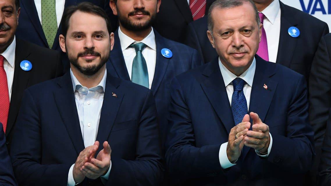 فايننشال تايمز: التأزم الاقتصادي في تركيا يؤدي إلى انهيار أسرة أردوغان