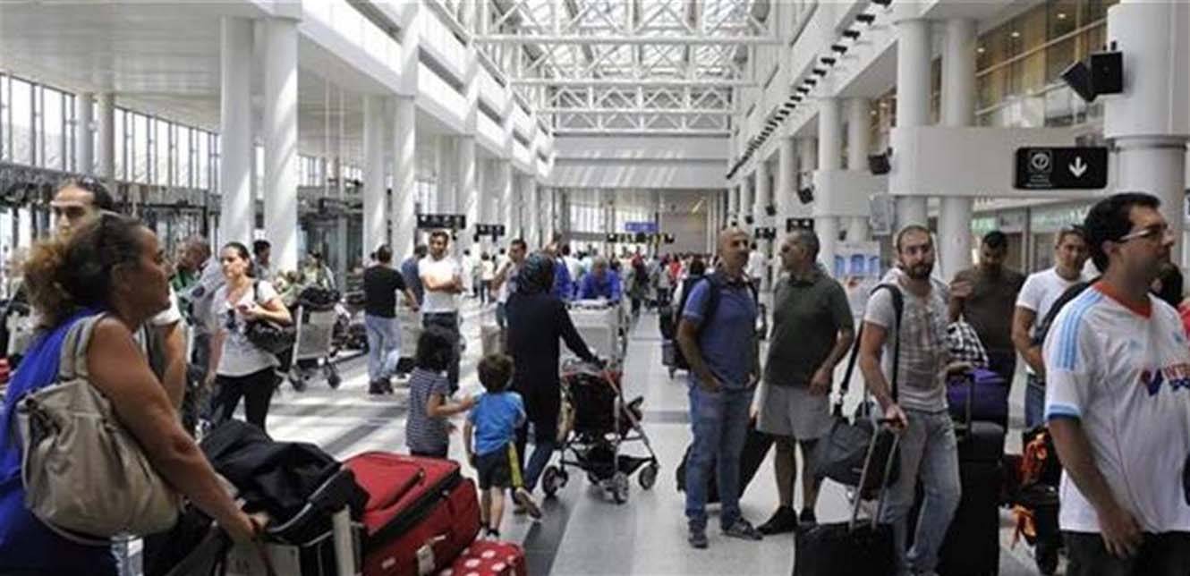 نسبة الفقر تسجّل 55% من مجموع السكـان
الهجرة هدف معظم اللبنانيين بعد تدهور الليرة
و«احتجاز الأموال»... وتراجع القدرة الشرائية وانفجار المرفأ...
