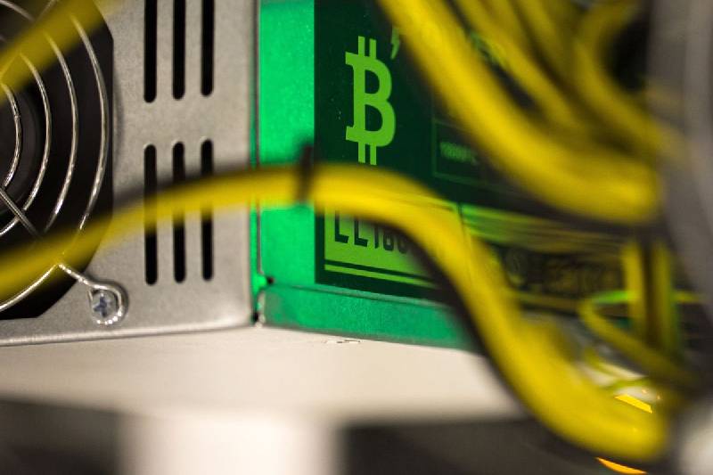 البتكوين يتجاوز 17 ألف دولار ويزحف نحو قمة 2017