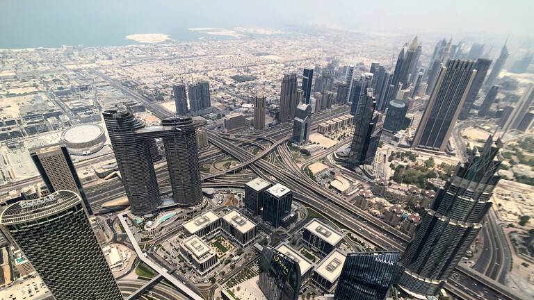 الإمارات تمنح "الإقامة الذهبية" لعشر سنوات في بعض المهن