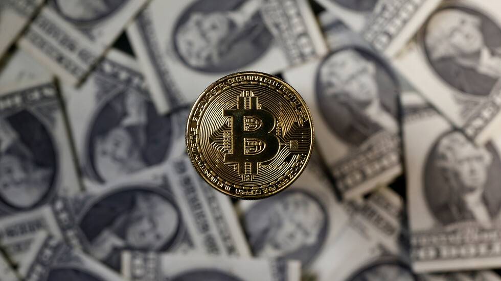 مستثمرون يتخلون عن الدولار لصالح "البيتكوين" والذهب