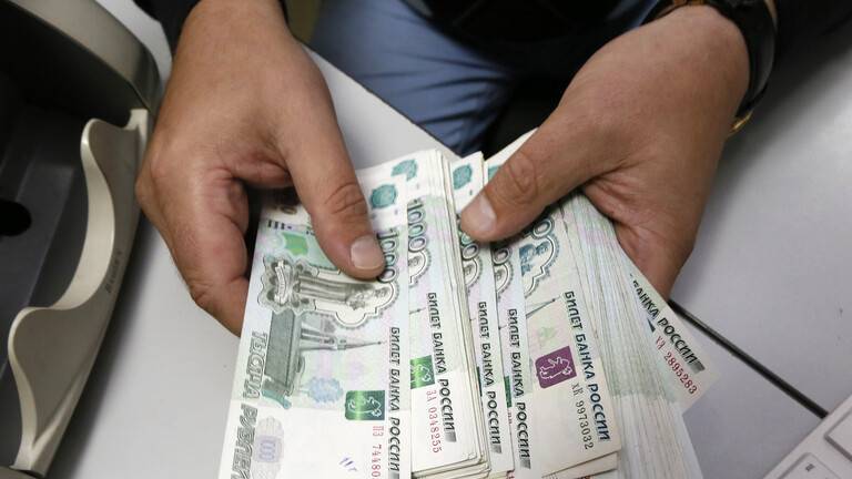 وكالة عالمية تتوقع صمود الاقتصاد الروسي أمام العقوبات الأمريكية