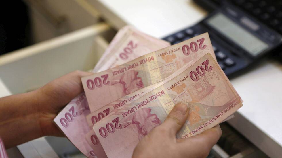 الليرة التركية تتراجع قبل يوم من قرار مهم بشأن الفائدة
