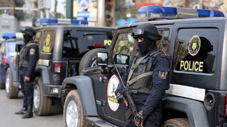 "رويترز": السلطات المصرية ألقت القبض على اثنين من أعضاء منظمة حقوقية